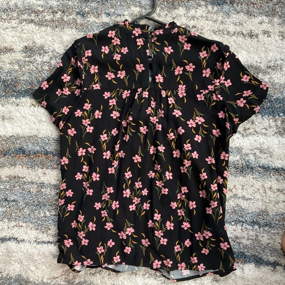 NWOT Floral print Mod Boutique short sleeve blouse - Picture 2 of 5